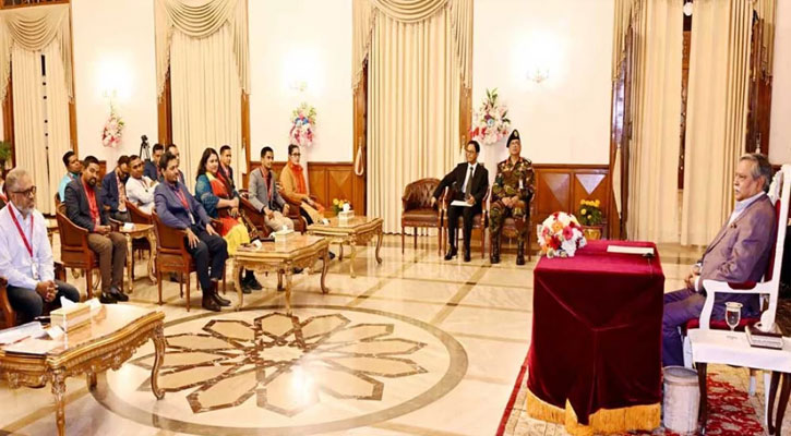 সরকারের গঠনমূলক সমালোচনা করে ভুল-ত্রুটি ধরিয়ে দিন