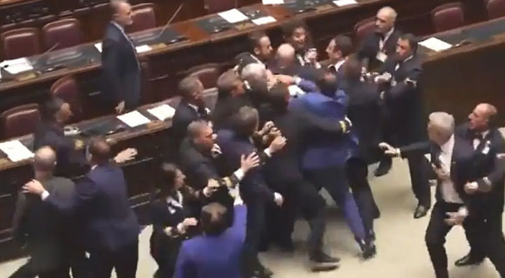 ইতালির পার্লামেন্টে হাতাহাতি