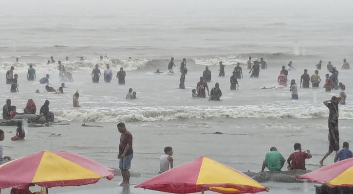 কুয়াকাটার উত্তাল সমুদ্র উপভোগ করছেন পর্যটকরা