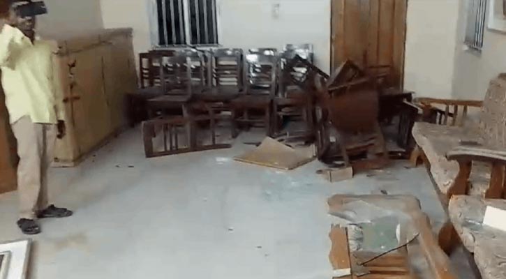 বিএনপির আনন্দ মিছিল শেষে সাবেক রাষ্ট্রপতি আবদুল হামিদের বাড়ি ভাঙচুর