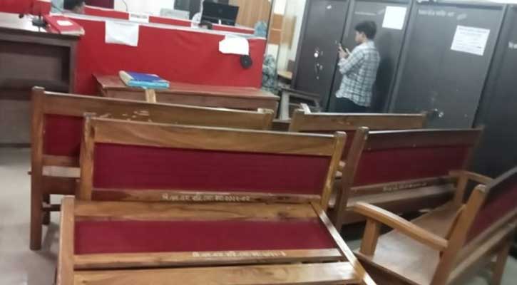 আওয়ামী লীগ নেতাকে জামিন দেওয়ায় আদালতে হট্টগোল