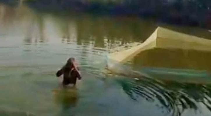 বিএনপির ‘বিদ্রোহী’ প্রার্থীর সমর্থককে মারধর, পানিতে নামিয়ে ‘অজু-গোসল’