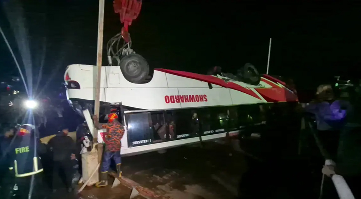 টেনে তোলা হয়েছে ডুবে যাওয়া বাস, নিহত বেড়ে ১৮