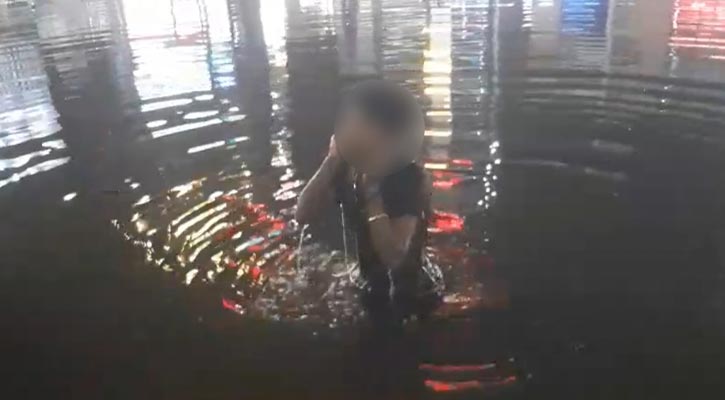 চুরির শাস্তি পুকুরে চোরকে ২০ বার ডুব, নতুন শার্ট-প্যান্ট নিয়ে ফিরলো চোর 