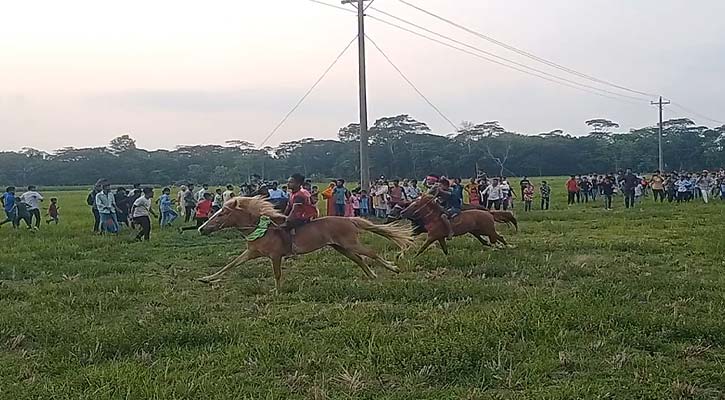 বরিশালে বৈশাখী মেলায় ঐতিহ্যবাহী ঘোড়দৌড়, দর্শনার্থীদের উপচে পড়া ভিড়