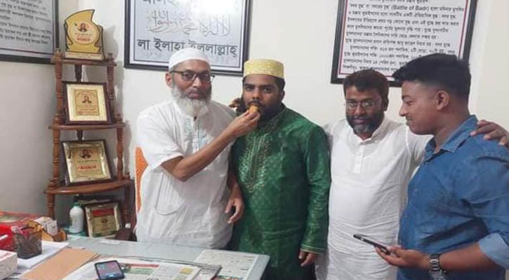 উপজেলা চেয়ারম্যানকে মিষ্টি খাওয়ালেন বগুড়ার সেই এমপি