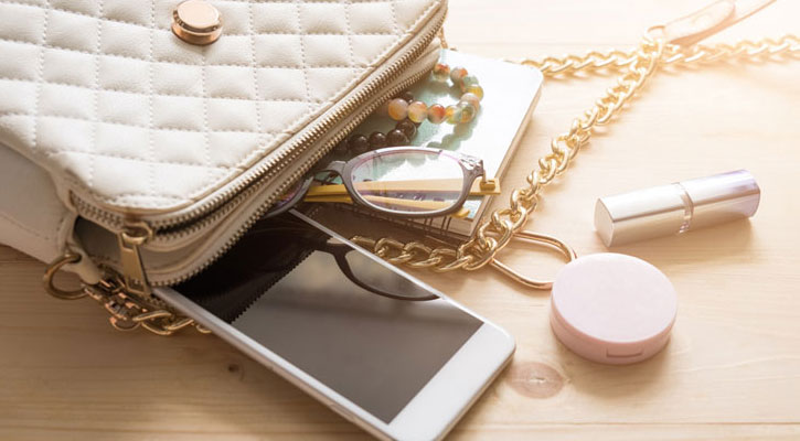 মেয়েদের ব্যাগে প্রয়োজনীয় যা থাকা জরুরি