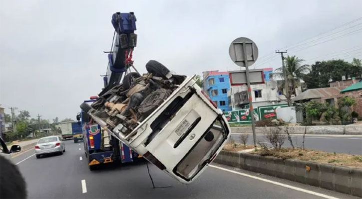 বগুড়ায় মাইক্রোবাসের গ্যাস সিলিন্ডার বিস্ফোরণ, নিহত ৩