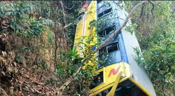 বান্দরবানে পর্যটকবাহী বাস খাদে পড়ে আহত ১৭
