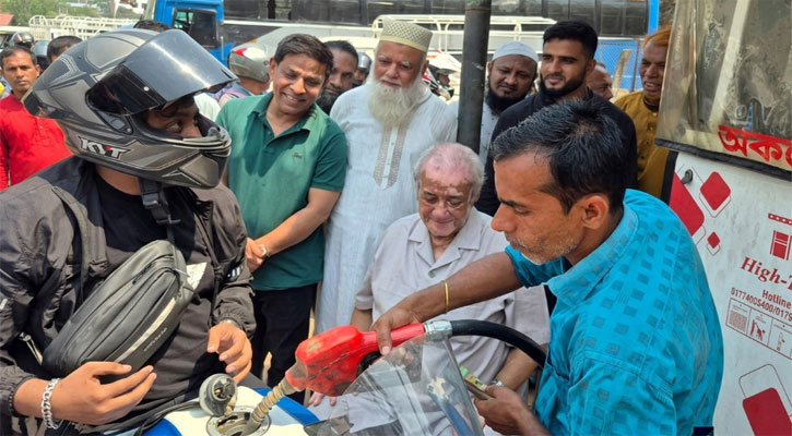 পাম্পে দাঁড়িয়ে তেল সরবরাহ নিশ্চিত করলেন এমপি সাচিং প্রু