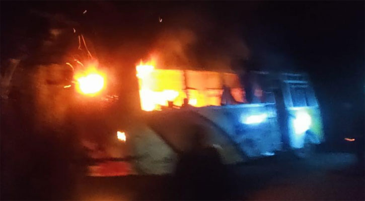 রাস্তায় থেমে থাকা বাসে রহস্যজনক আগুন