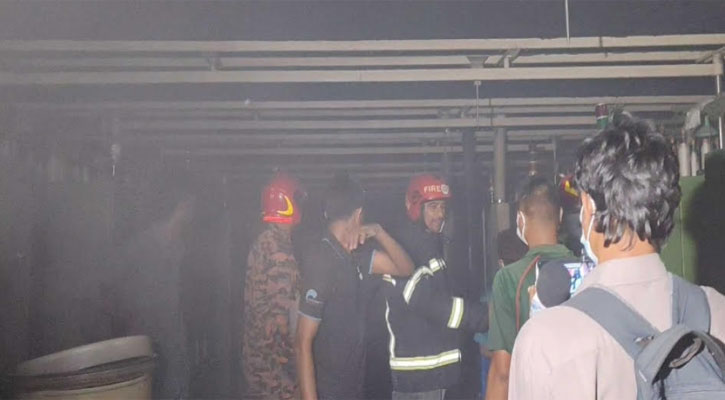 বরিশালে সুতা কারখানায় ভয়াবহ আগুন, রক্ষা পেল শতাধিক শ্রমিক