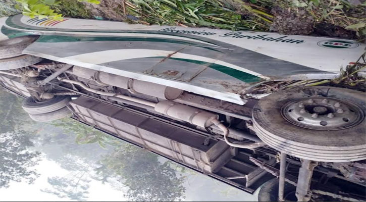 বরিশালে বাস উল্টে খাদে, নারী নিহত