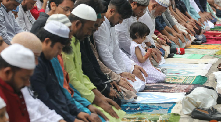 উৎসবমুখর পরিবেশে ঈদের জামাত অনুষ্ঠিত