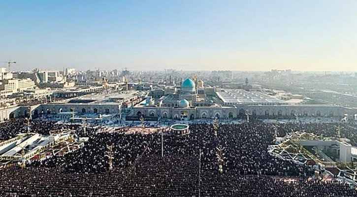 যুদ্ধের মধ্যে উন্মুক্ত ময়দানে ঈদের নামাজ পড়ল ইরানিরা