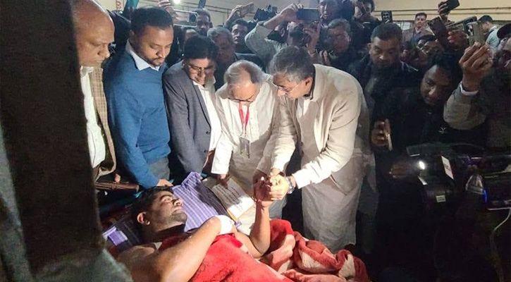 তারেক রহমানের উপহার নিয়ে দগ্ধ বেলালকে দেখতে লক্ষ্মীপুরে রিজভী