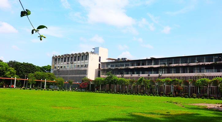 সহপাঠীদের অপ্রস্তুত মূহূর্তের ছবি তুলে পাঠাতেন সিনিয়র ভাইদেরকে, বাকৃবির নারী শিক্ষার্থীর কাণ্ড