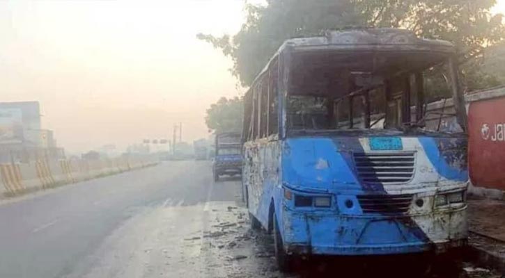 ঢাকা-চট্টগ্রাম মহাসড়কে দাঁড়িয়ে থাকা যাত্রীবাহী বাসে আগুন