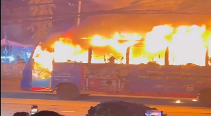 রাজধানীতে চলন্ত বাসে আগুন