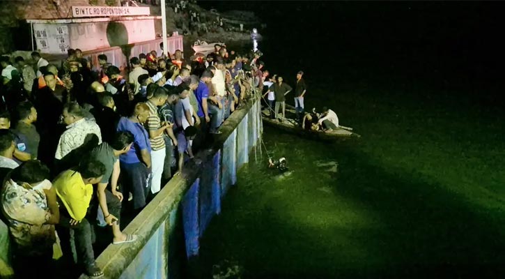 ২ জনের মরদেহ উদ্ধার, ১১ জন জীবিত উদ্ধার, বাসে ছিল ৪৫ জন