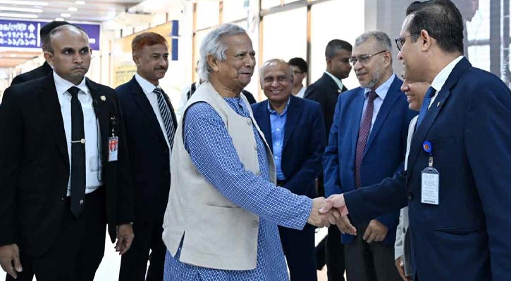 ইতালি সফর শেষে দেশে ফিরেছেন প্রধান উপদেষ্টা