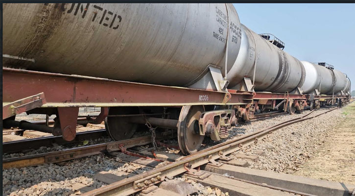 চাঁপাইনবাবগঞ্জে তেলবাহী ট্রেন লাইনচ্যুত