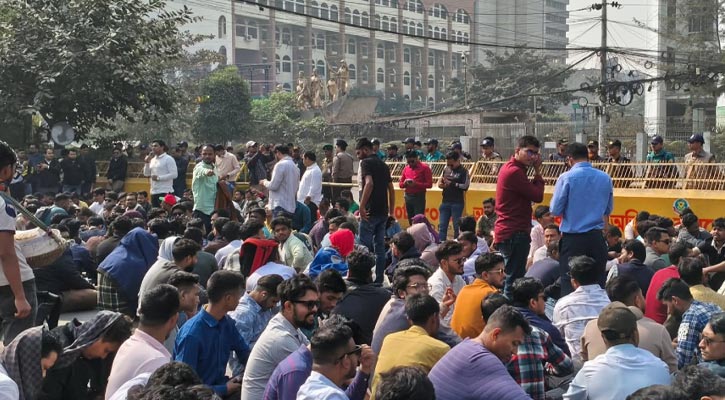 তিন অভিযোগ নিয়ে দ্বিতীয় দিনের মত ইসির সামনে ছাত্রদলের অবস্থান