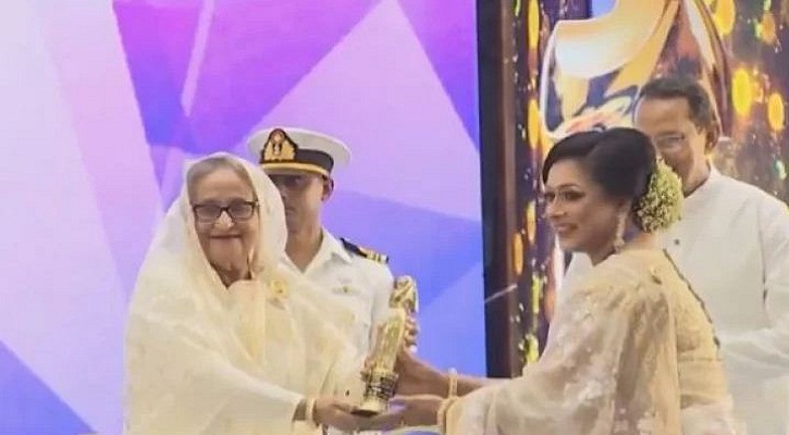 চলচ্চিত্র পুরস্কার তুলে দিলেন প্রধানমন্ত্রী