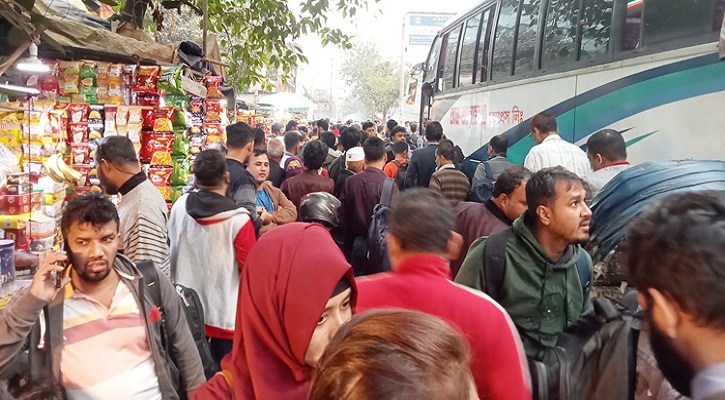 ৩ দিনের ছুটিতে বাড়ির পথে ছুটছে মানুষ