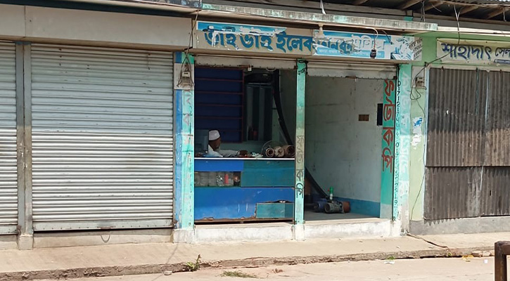 আদালতের নিষেধাজ্ঞা অমান্য করে তালা ভেঙে দোকান দখল