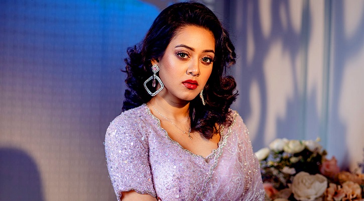 এখন আর ওসব নিয়ে মাথা ঘামাই না: দীঘি