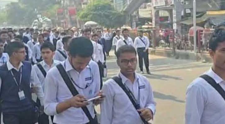 সায়েন্সল্যাব মোড় অবরোধ ঢাকা কলেজ শিক্ষার্থীদের