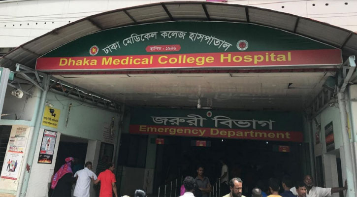 ঢামেক চিকিৎসকদের সঙ্গে ঢাবি শিক্ষার্থীদের হাতাহাতি, বন্ধ জরুরি বিভাগ