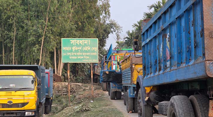 ঝুঁকিতে ব্রিটিশ আমলের সোনাহাট ব্রীজ, নিষেধাজ্ঞার পরও চলছে ৩০ টনের ট্রাক