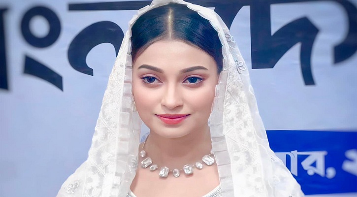 আমার হাসিতে মানুষ মুগ্ধ হয়ে তাকিয়ে থাকতো : রাজ রীপা