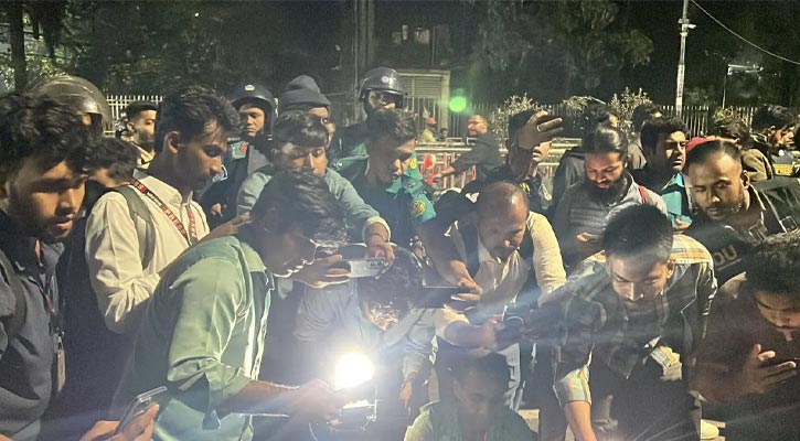 ঢাবিতে পরপর ককটেল বিস্ফোরণ, ক্যাম্পাসে উত্তেজনা