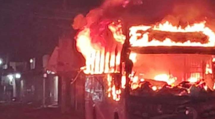 রাজধানীর বাড্ডায় বাসে আগুন