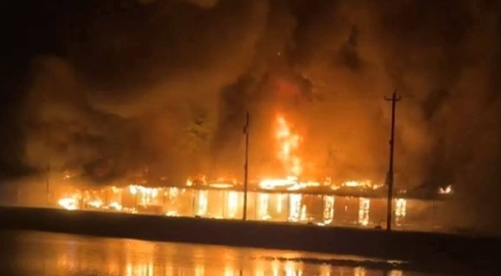 সুবর্ণচরে ভয়াবহ অগ্নিকাণ্ডে ২৪ দোকান পুড়ে ছাই