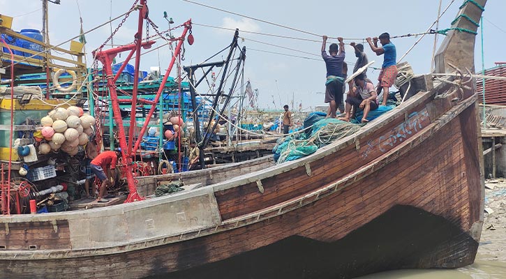 অবৈধ ট্রলিংয়ের থাবায় নিঃস্ব সাগর, মাছের সংকটে জেলেরা