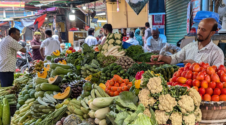 বাজারে মিলছে শীতের নতুন সবজি, দাম চড়া