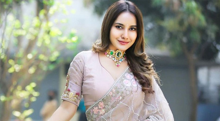 রাত ৩টায় পেট্রোল পাম্পের ওয়াশরুমে ভয়াবহ অভিজ্ঞতা, অল্পের জন্য রক্ষা পেলেন ফারিন খান