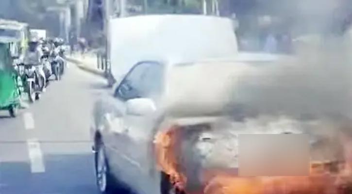 রাজধানীতে প্রাইভেটকারে আগুন