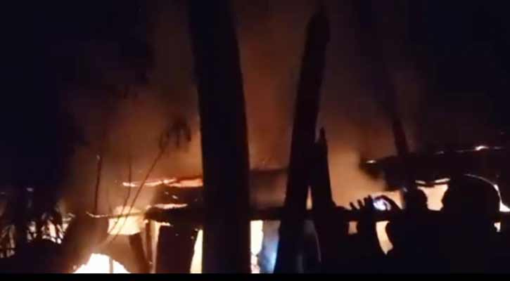 দিনাজপুরে ১১ বাড়িতে আগুন, বৃদ্ধ নিহত ও ৭ গরু পুড়ে ছাই