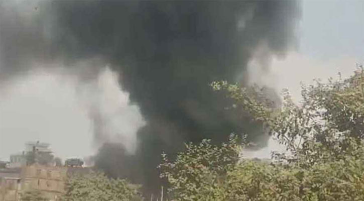 লালবাগে প্লাস্টিক কারখানায় আগুন, নিয়ন্ত্রণে ৬ ইউনিট