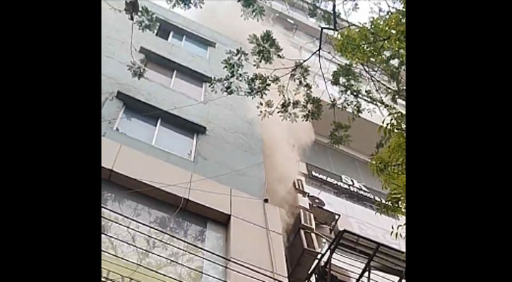 মিরপুরে বহুতল ভবনে আগুন, নিয়ন্ত্রণে ৪ ইউনিট