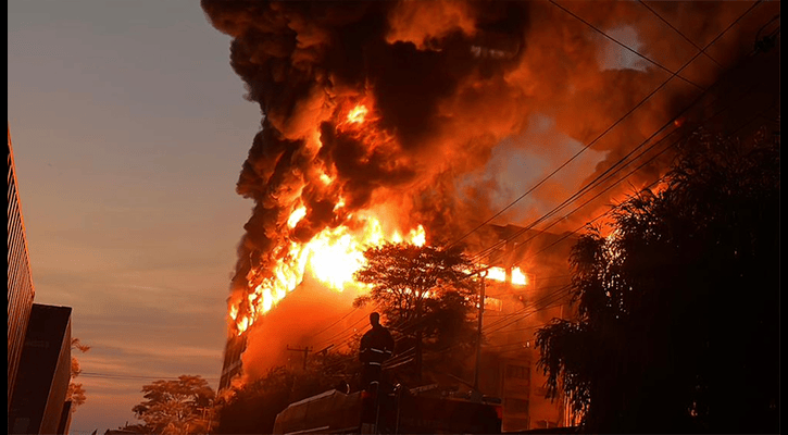 রাজধানীতে বনানীর আবাসিক ভবনে আগুন