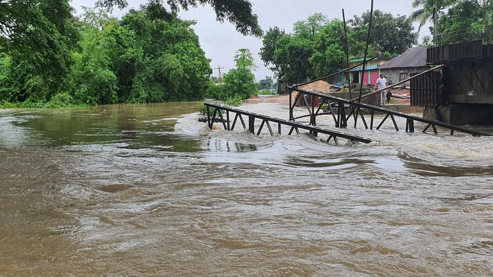 ভারি থেকে অতিভারি বৃষ্টির আভাস, বন্যার শঙ্কা