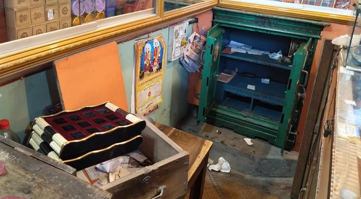 সিন্দুক ভেঙে প্রায় ২০ ভরি সোনা ও ৪ লাখ টাকা নিয়ে গেছে চোরেরা