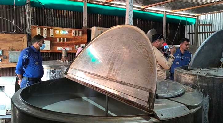 ডালডা ইউরিয়া ডিটারজেন্ট আর সোডা দিয়ে তৈরী হয় নকল দুধ-ঘি