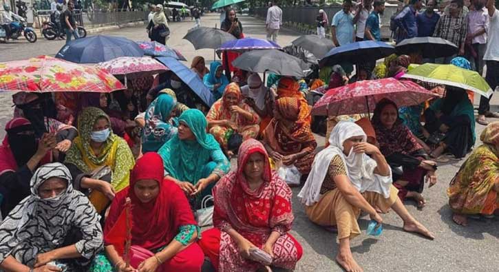 রাজধানীতে গার্মেন্টস শ্রমিকদের সড়ক অবরোধ, যান চলাচল বন্ধ